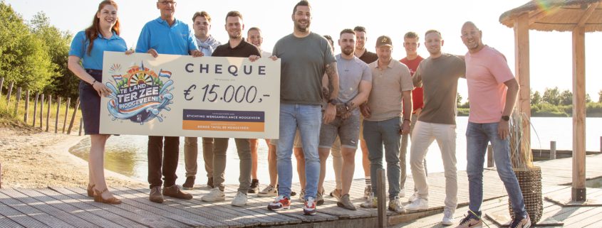 De cheque wordt overhandigd door de leden van de Ronde Tafel 65 Hoogeveen aan de Stichting Wensambulance Hoogeveen bij Paviljoen Nijstad.